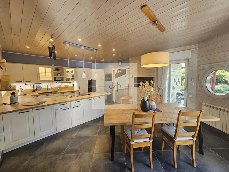 Maison - 176 m² - 7 pièces