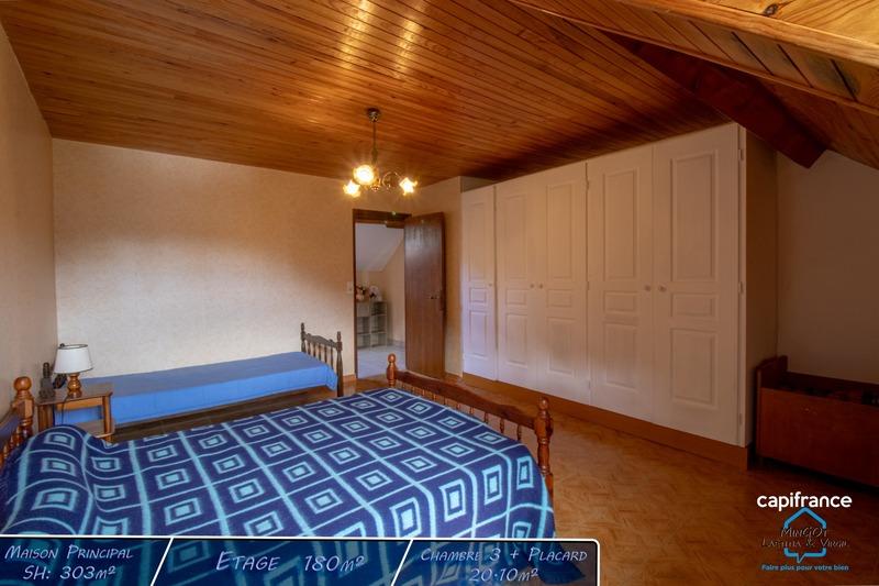 Propriété - 354 m² - 10 pièces