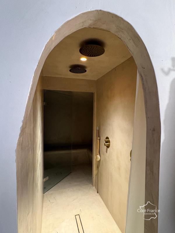 Villa - 239 m² - 9 pièces