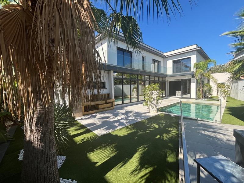 Maison - 261 m² - 7 pièces