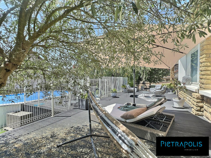 Maison - 302 m² - 10 pièces