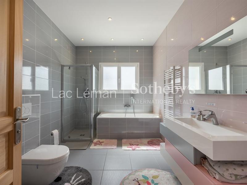 Maison - 312 m² - 9 pièces