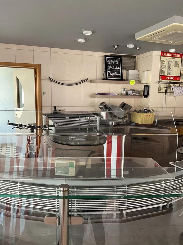 Local commercial - 150 m² - 4 pièces