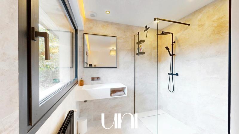 Maison - 265 m² - 8 pièces