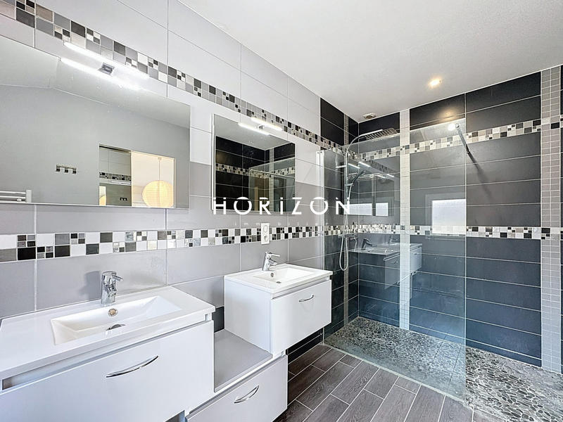 Maison contemporaine - 216 m² - 8 pièces