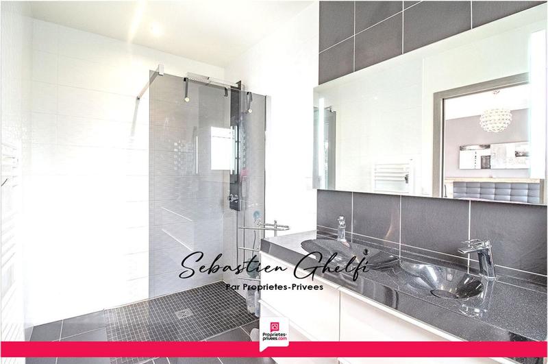 Maison - 220 m² - 8 pièces