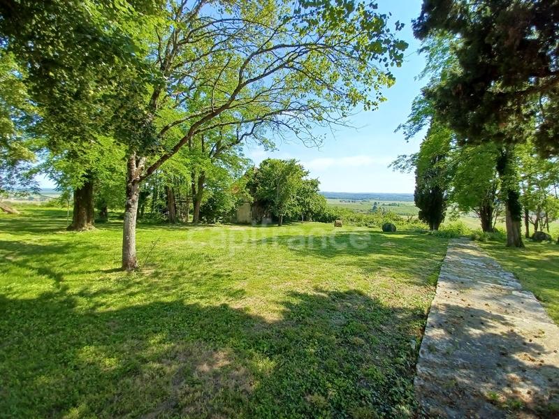 Maison - 370 m² - 11 pièces