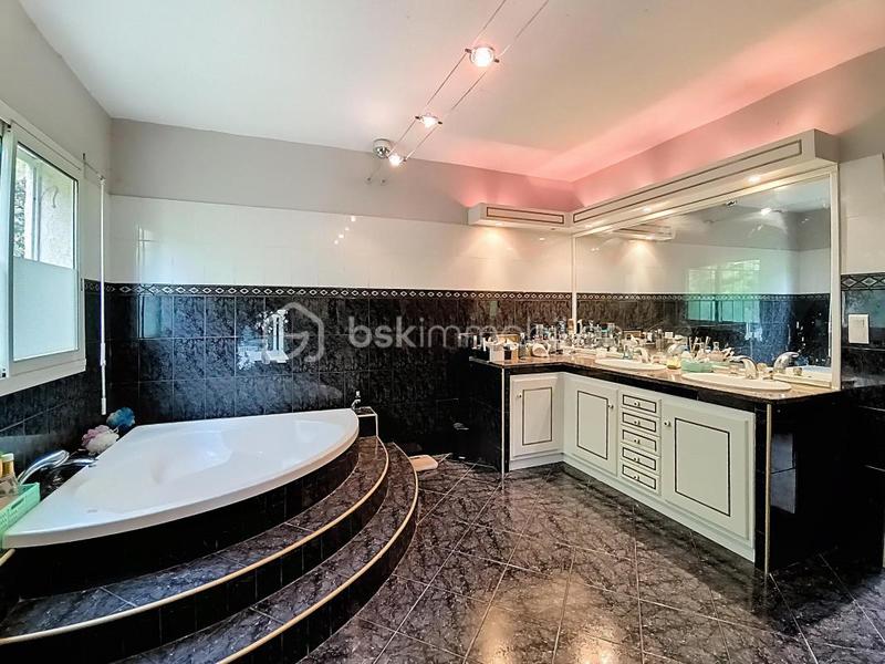 Maison - 287 m² - 11 pièces