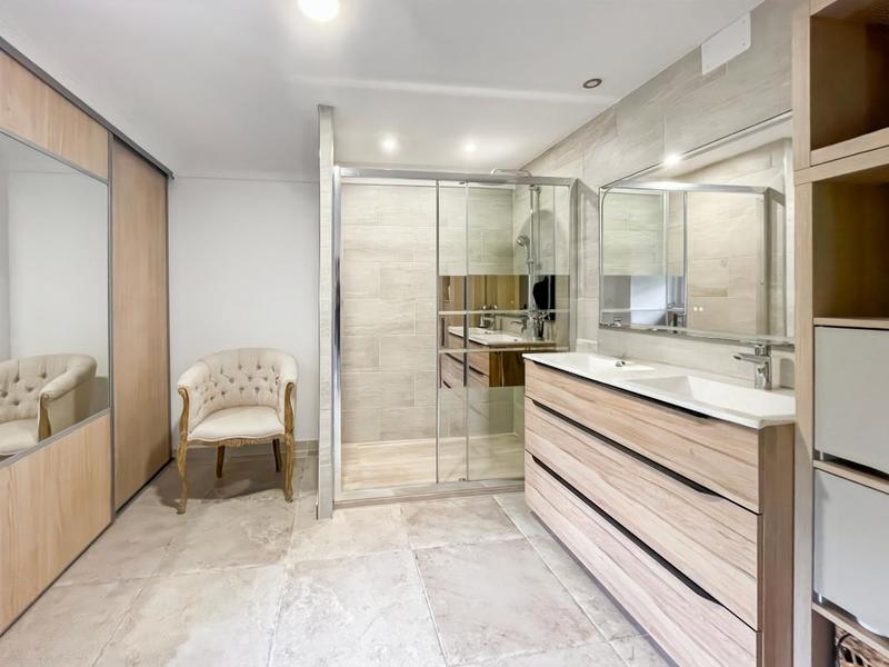 Maison - 241 m² - 10 pièces