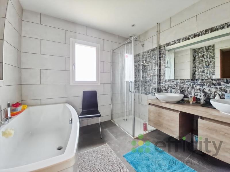 Pavillon - 270 m² - 8 pièces