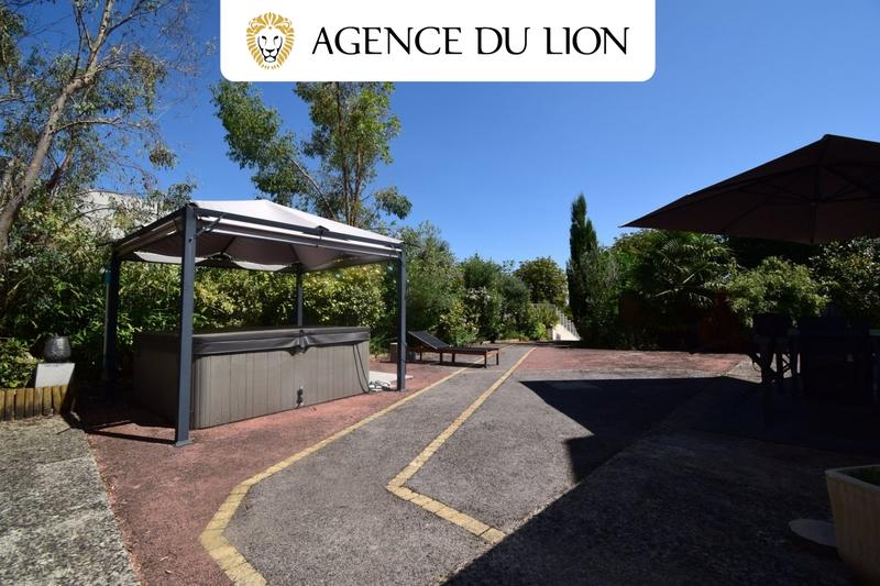 Maison - 220 m² - 7 pièces