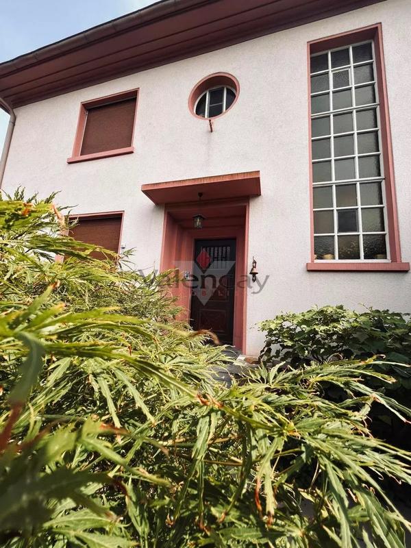 Maison - 215 m² - 8 pièces