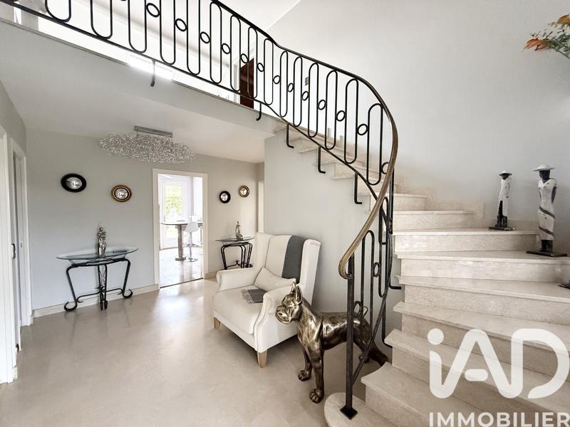 Maison - 323 m² - 9 pièces