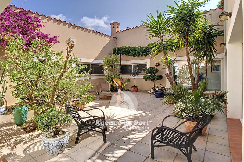 Villa - 221 m² - 9 pièces