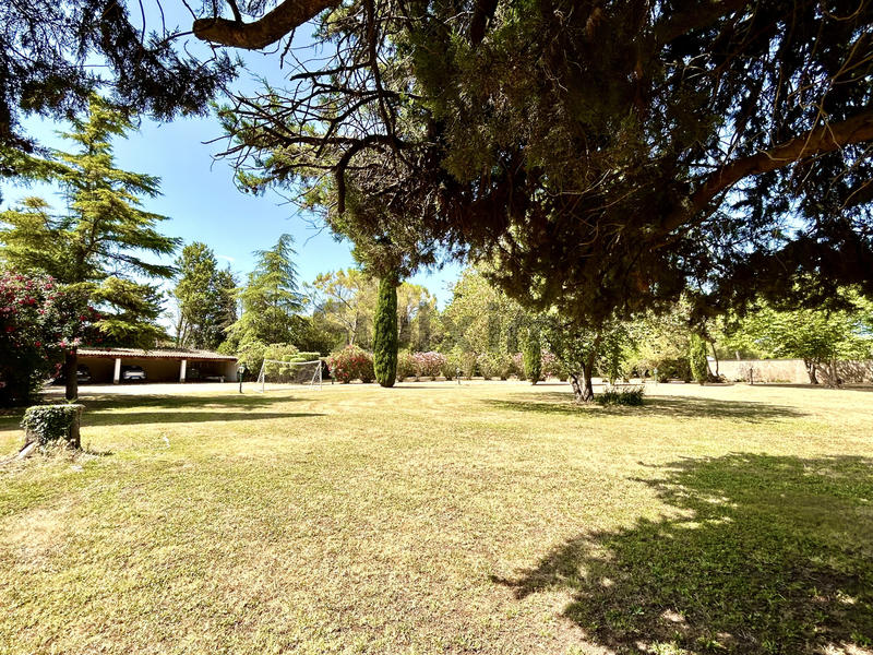 Propriété - 767 m² - 30 pièces