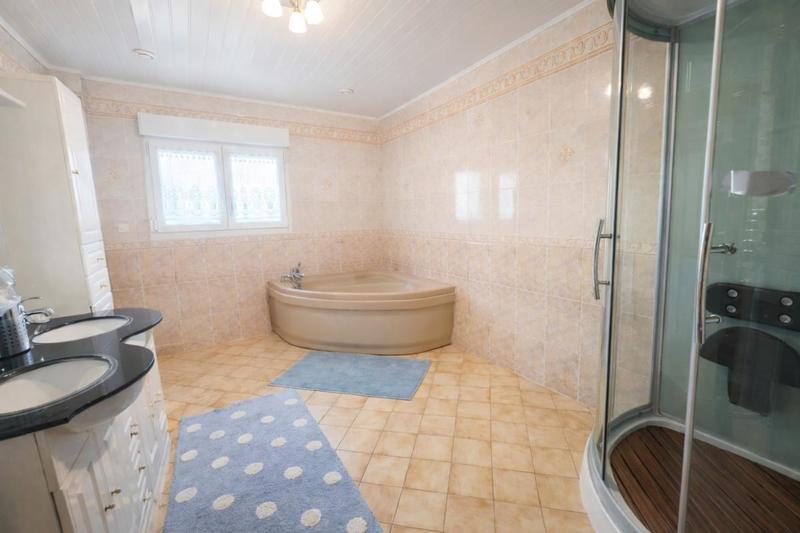 Pavillon - 140 m² - 8 pièces