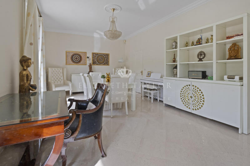 Maison - 298 m² - 10 pièces