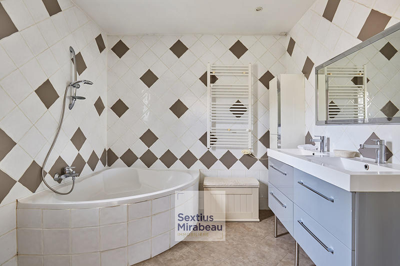 Maison - 200 m² - 6 pièces