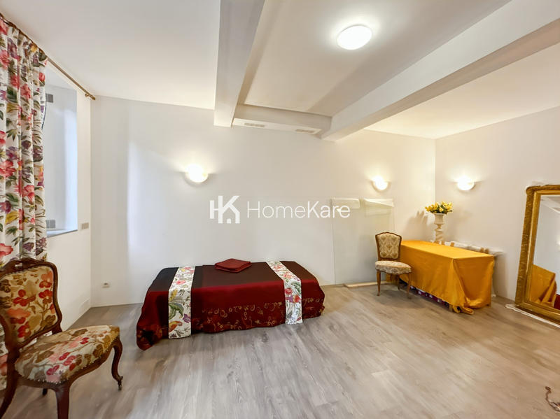 Maison - 330 m² - 8 pièces