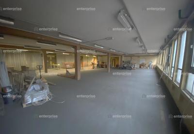 Entrepôt - 1 700 m²