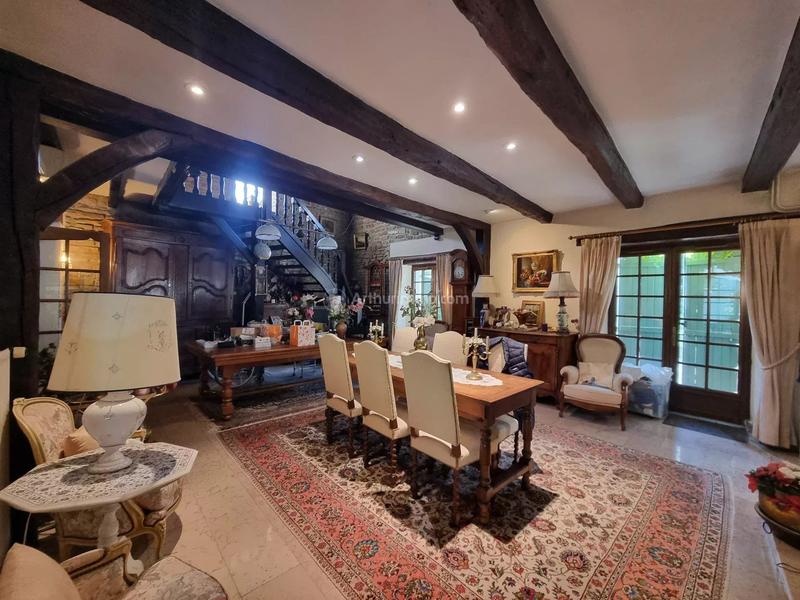 Maison - 288 m² - 9 pièces