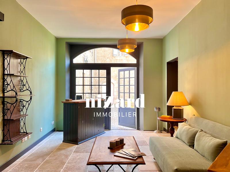 Propriété - 1 840 m² - 40 pièces