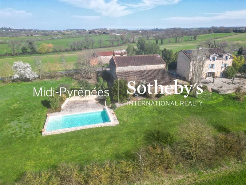 Maison - 585 m² - 18 pièces