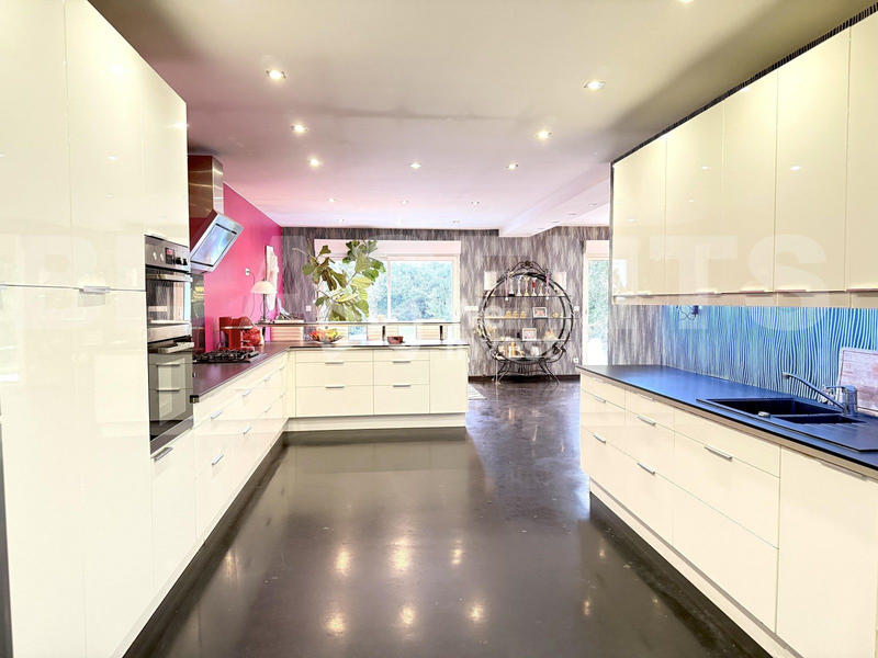 Maison - 215 m² - 6 pièces