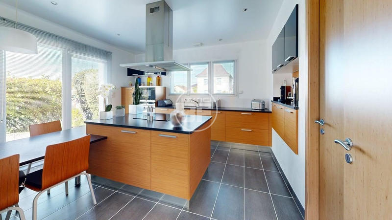 Maison - 256 m² - 7 pièces