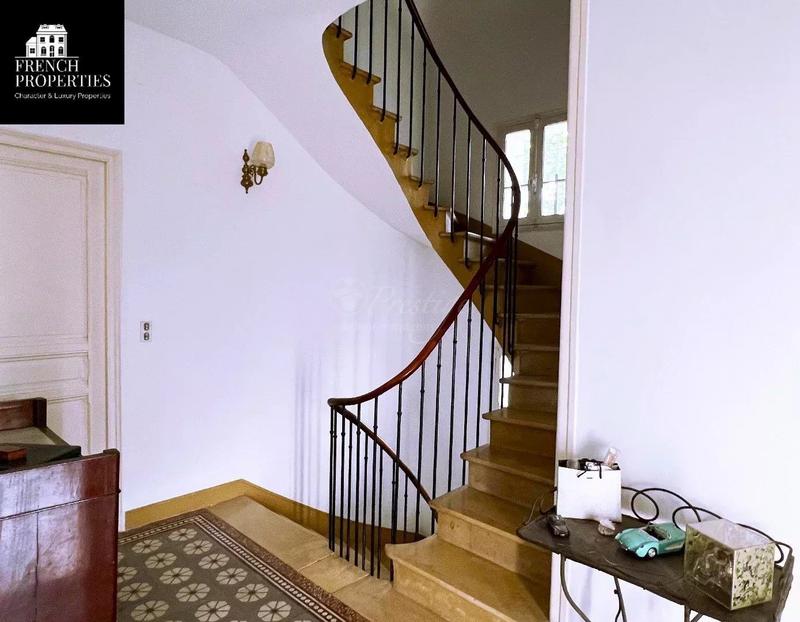 Maison - 300 m² - 11 pièces