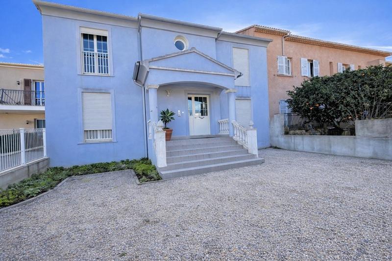 Maison - 230 m² - 8 pièces