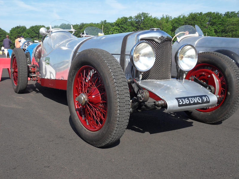 Rassemblement mensuel de véhicules de collection et d'exception