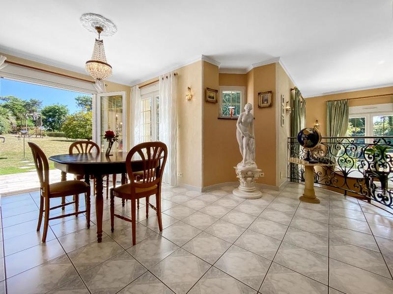 Maison - 223 m² - 9 pièces