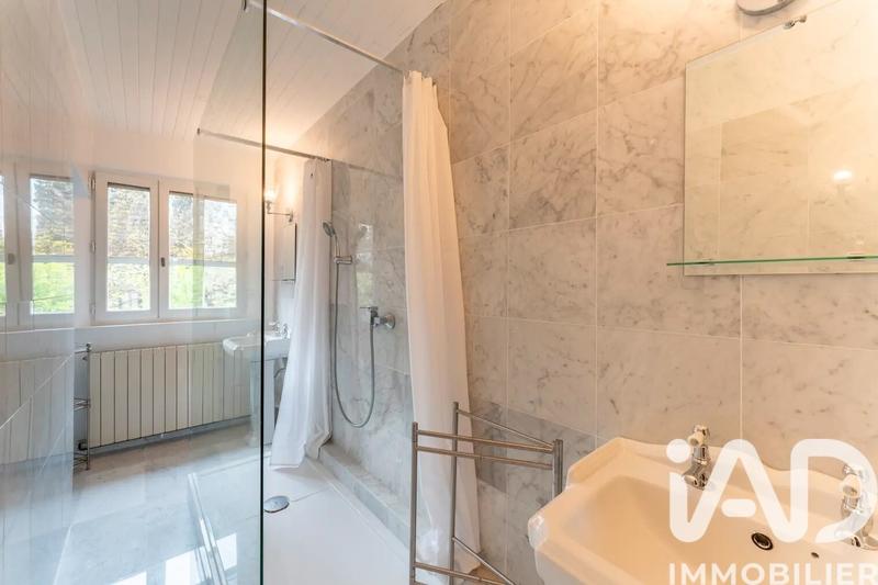 Maison - 217 m² - 7 pièces