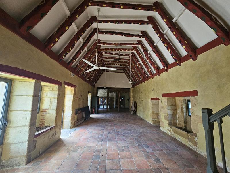 Maison - 2 135 m² - 52 pièces