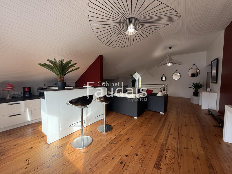 Maison - 275 m² - 9 pièces