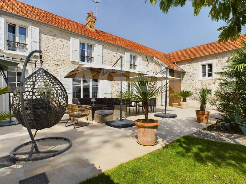 Maison - 294 m² - 9 pièces