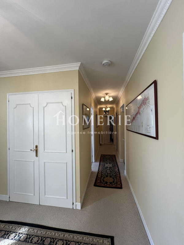 Maison - 213 m² - 9 pièces