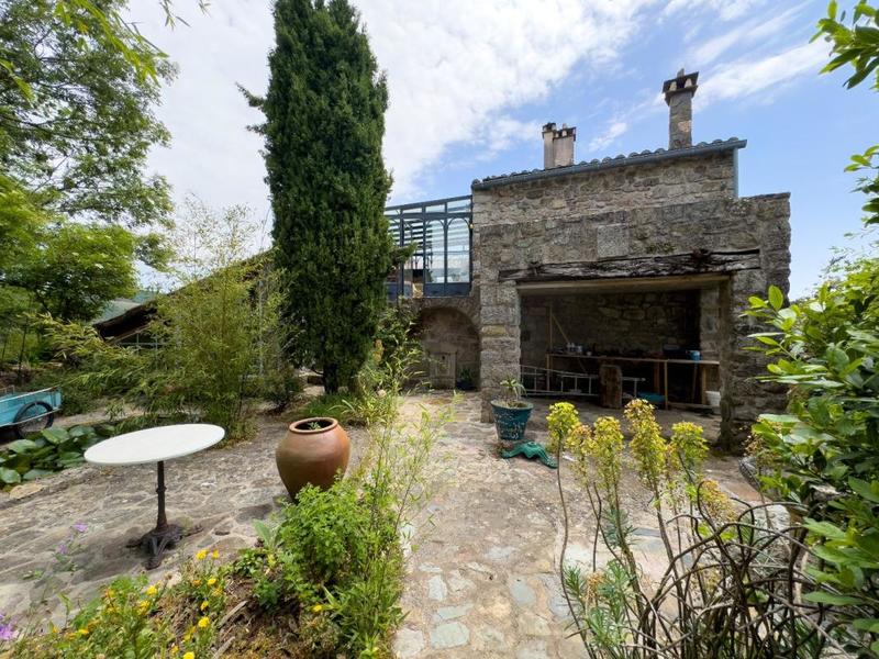 Propriété - 240 m² - 4 pièces