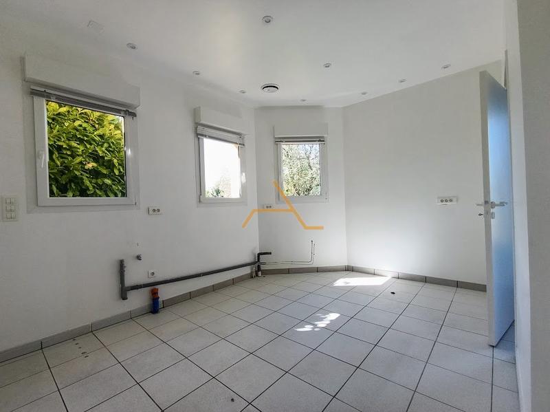 Bureau - 107 m² - 6 pièces