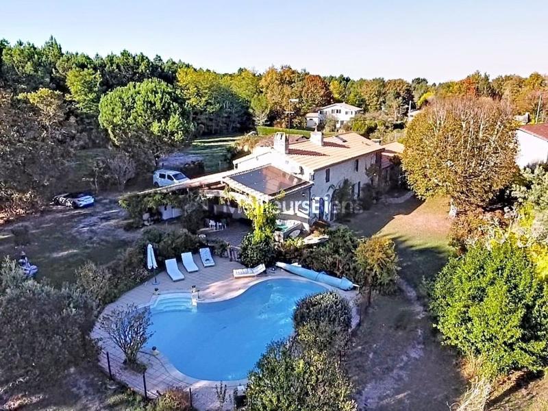 Propriété - 252 m² - 6 pièces