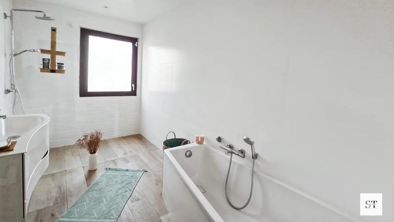 Maison - 216 m² - 8 pièces