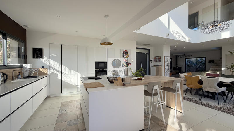 Maison - 237 m² - 8 pièces