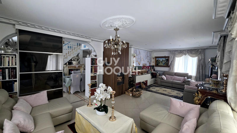 Maison - 275 m² - 12 pièces