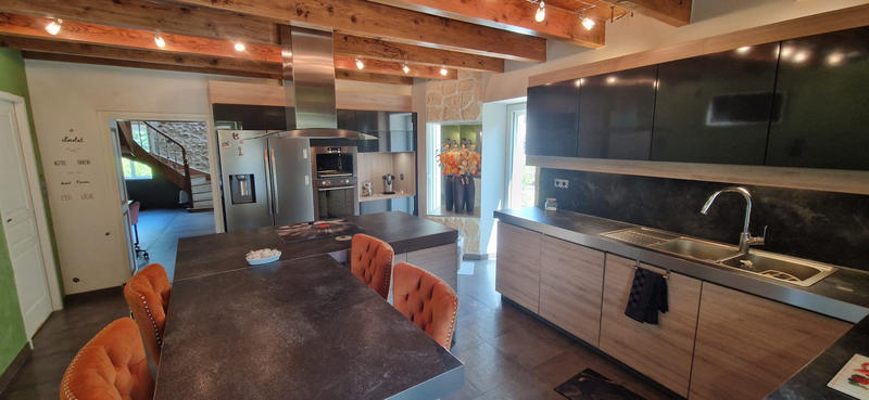 Maison - 240 m² - 7 pièces