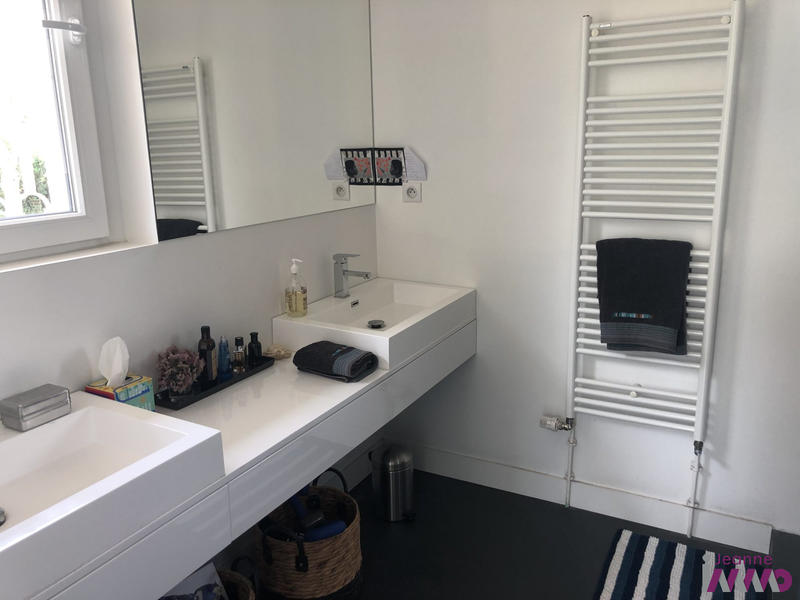 Maison - 240 m² - 9 pièces