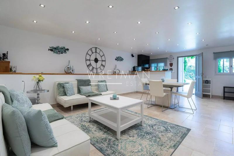 Maison - 255 m² - 8 pièces