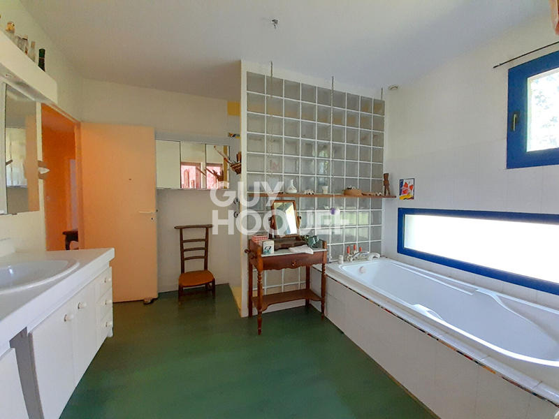 Maison - 218 m² - 8 pièces