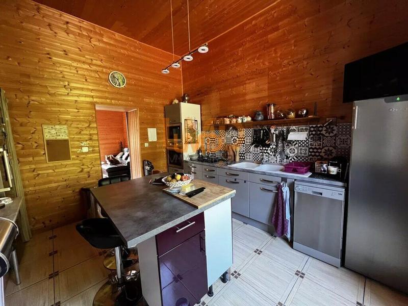 Propriété - 245 m² - 9 pièces