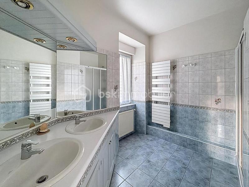 Demeure - 223 m² - 9 pièces